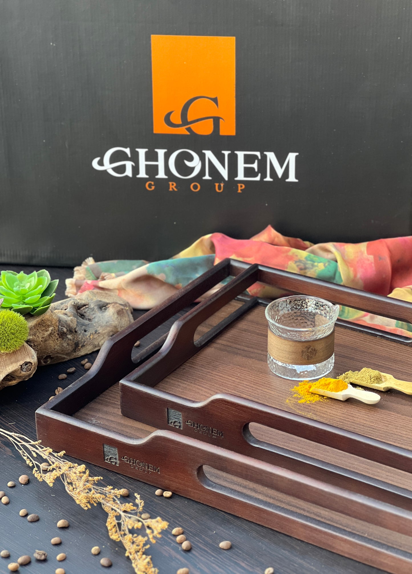 Wooden tray with nature handle