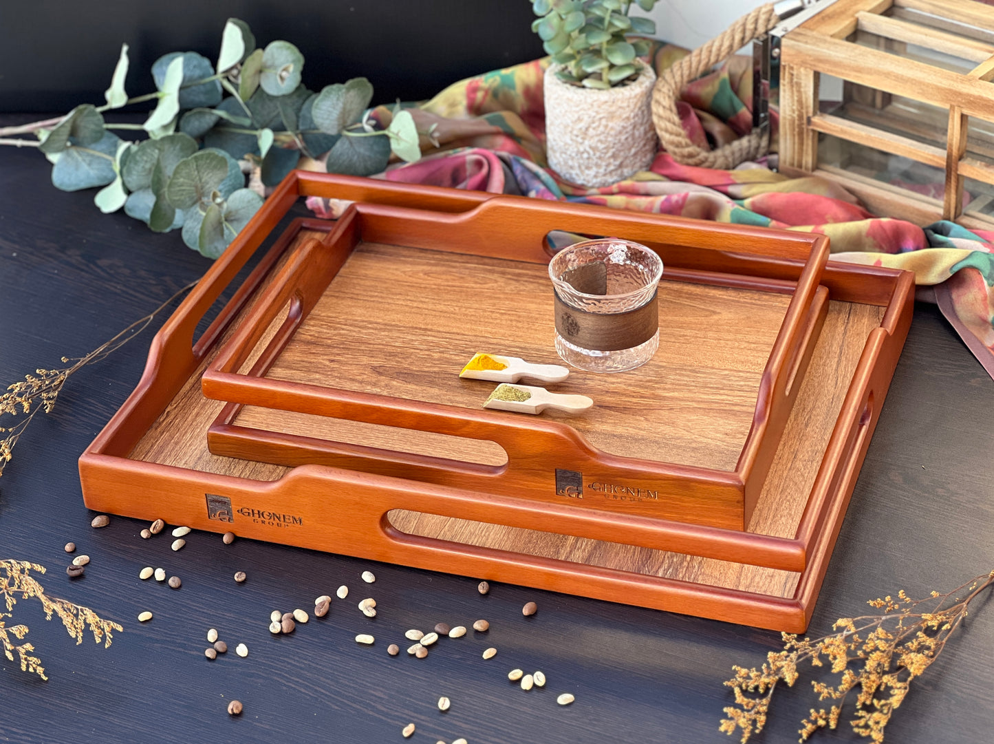 Wooden tray with nature handle