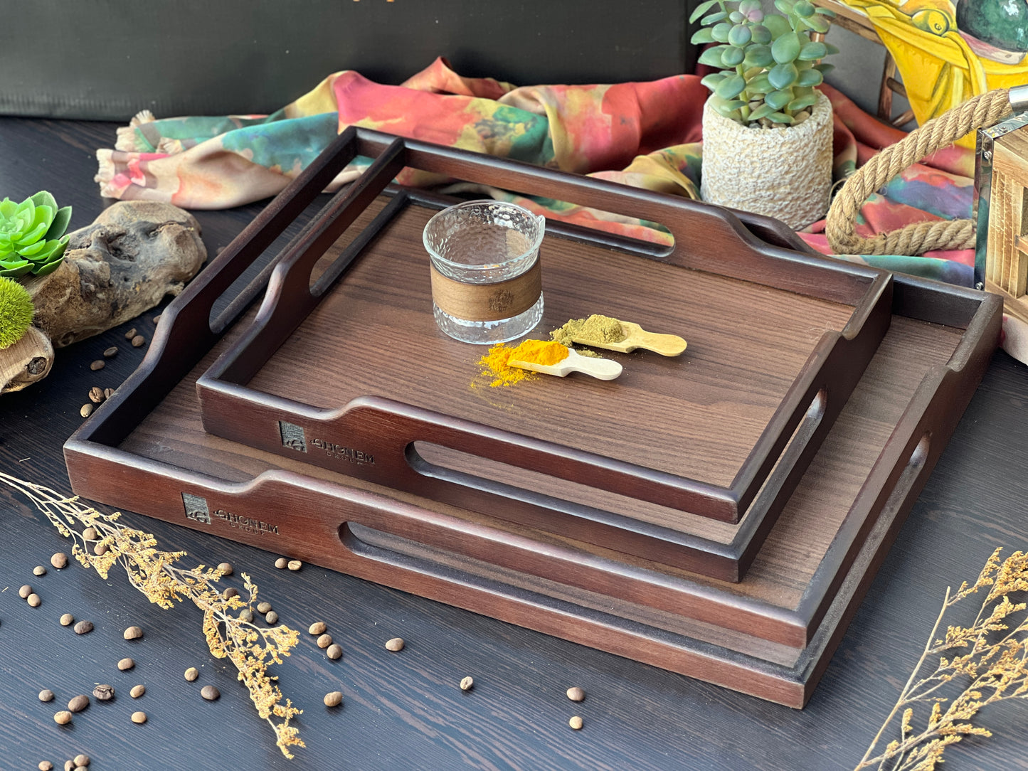 Wooden tray with nature handle
