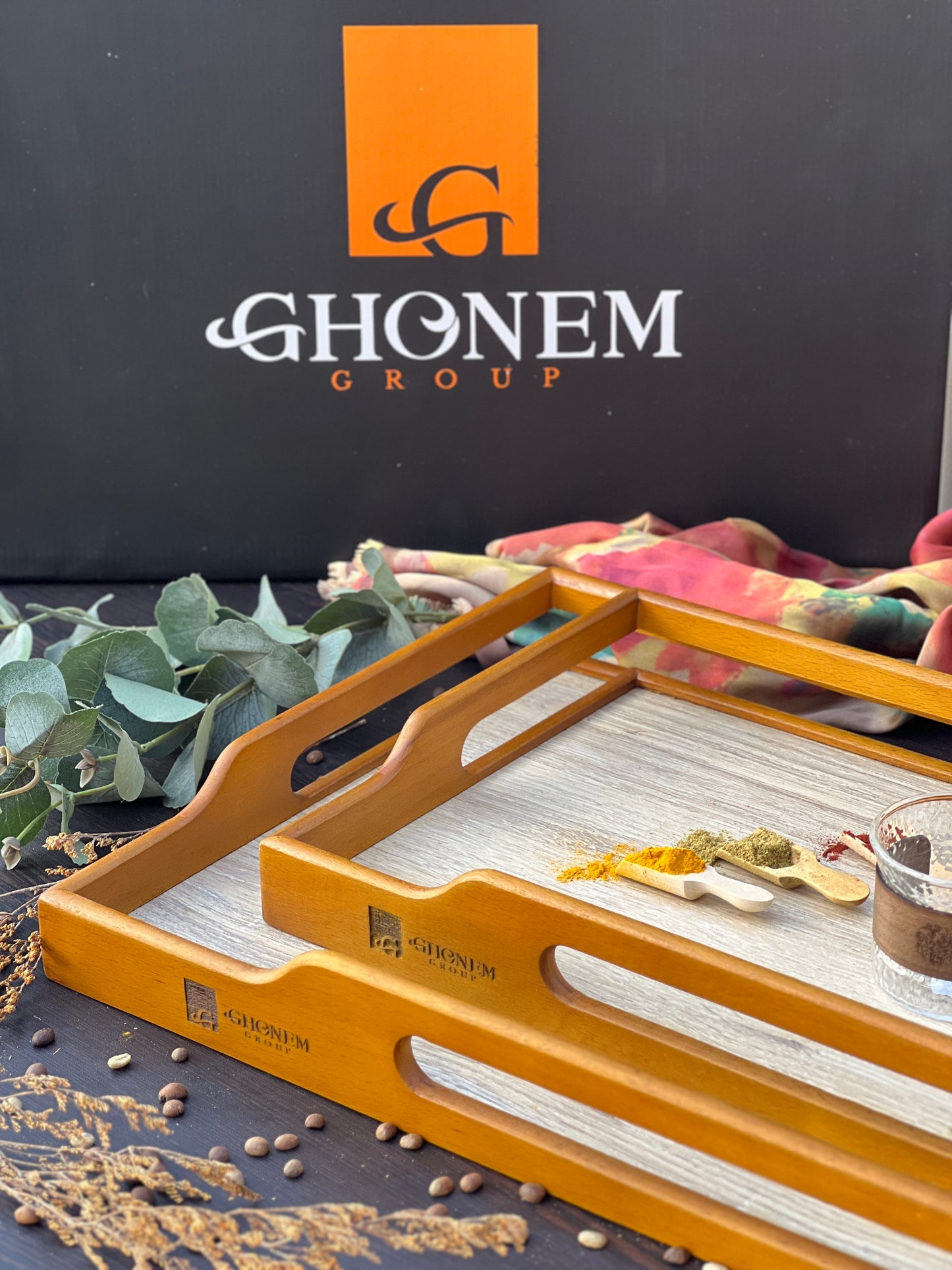Wooden tray with nature handle
