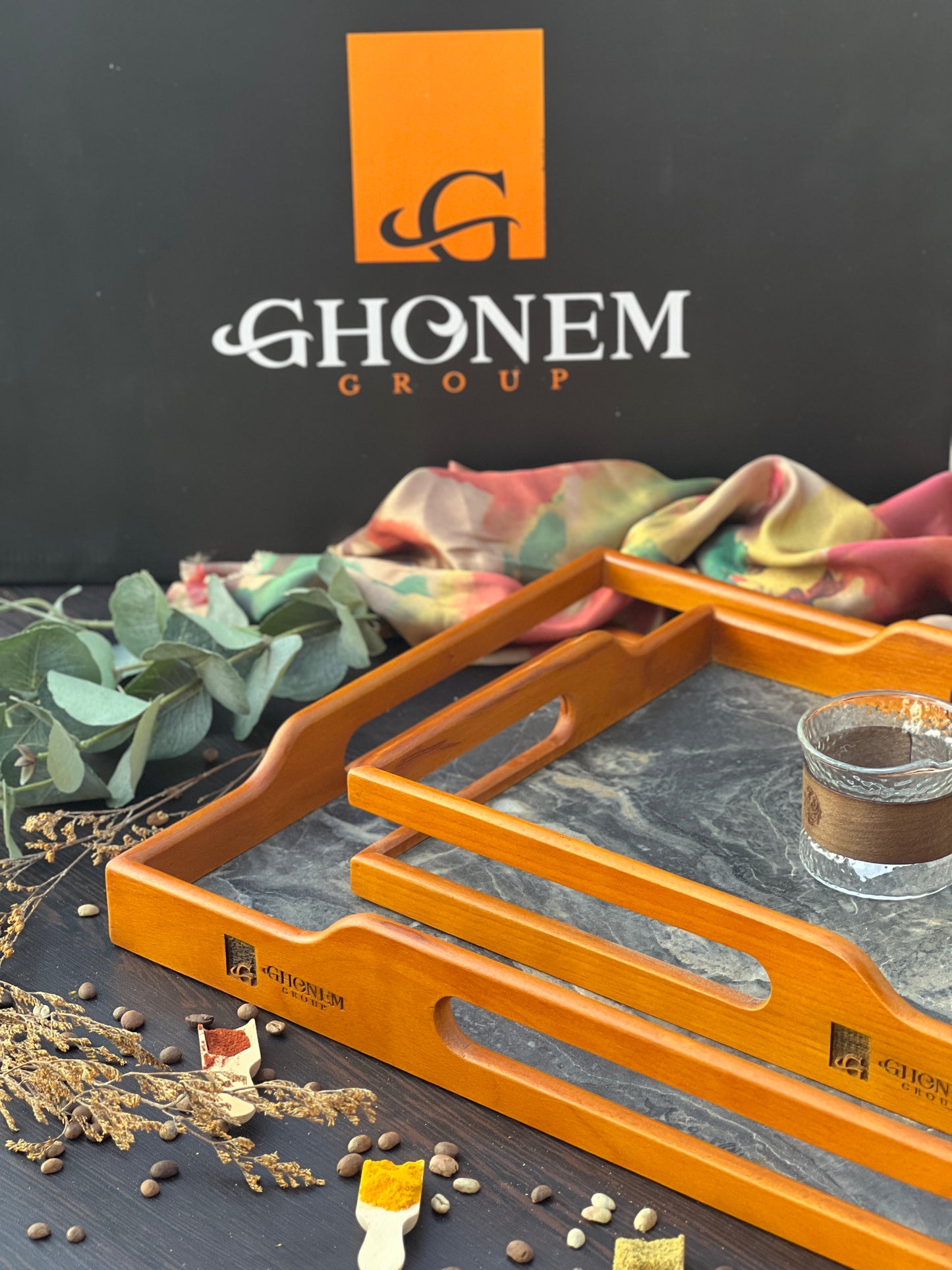Wooden tray with nature handle
