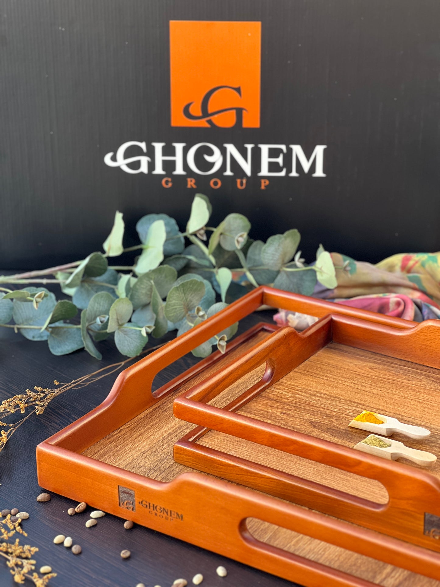 Wooden tray with nature handle
